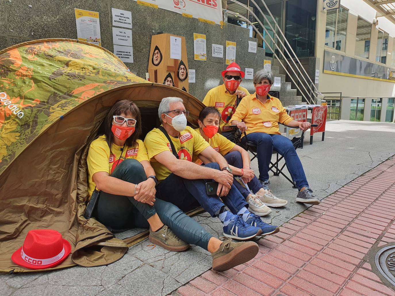 Los sindicatos vuelven a concentrarse a las puertas de Correos para rechazar «el desmantelamiento del servico postal». La concentración se enmarca en una campaña de concienciación e información a la ciudadanía sobre «sobre las graves consecuencias del abandono postal que el presidente de Correos está llevando a cabo». 