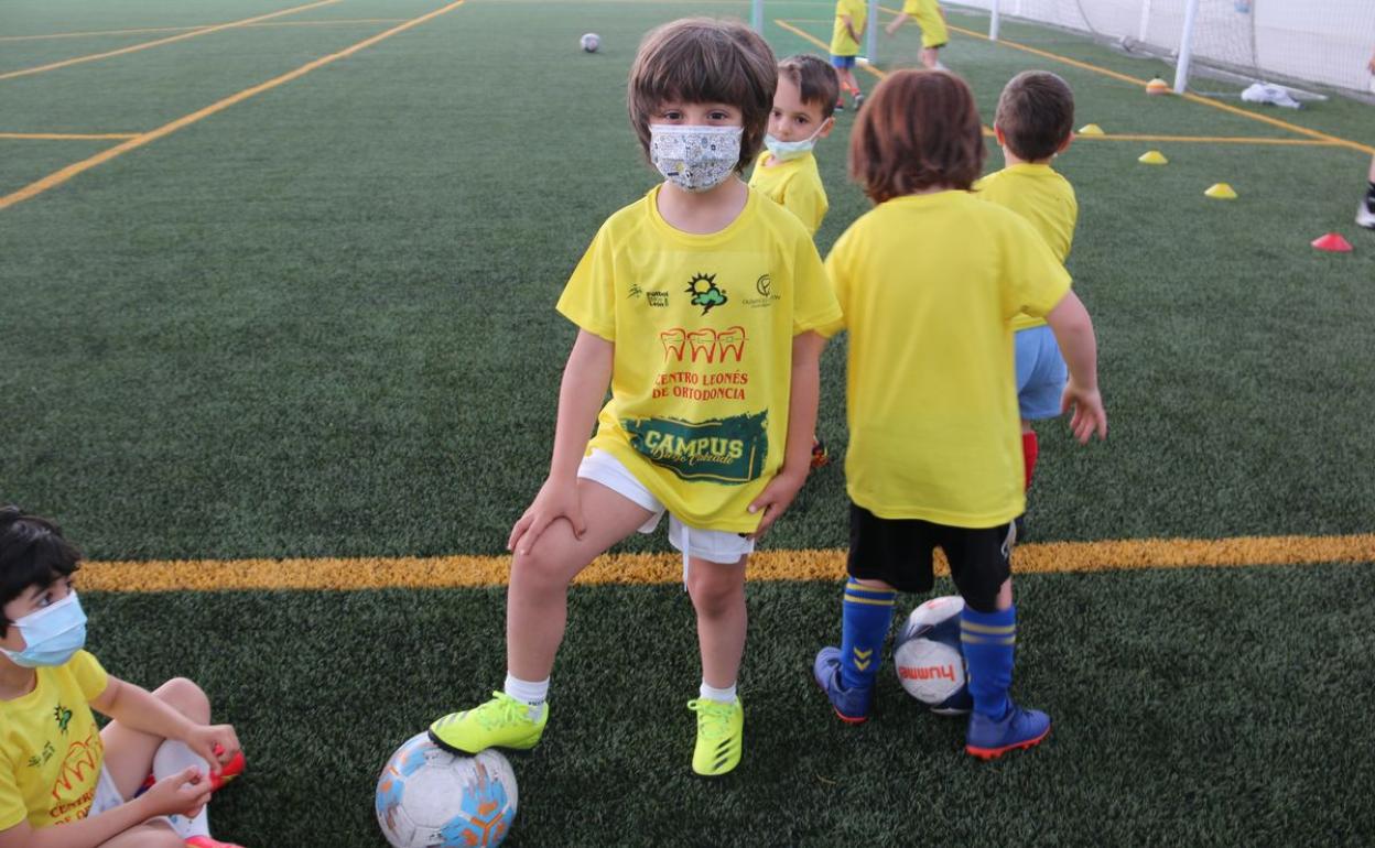 Imagen de archivo de niños participando en el Campus de Verano del CD La Virgen. 