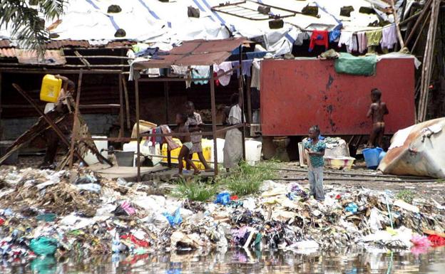 Un grupo de niños juega entre la basura en la orilla de un río en Monrovia, la capital de Liberia.