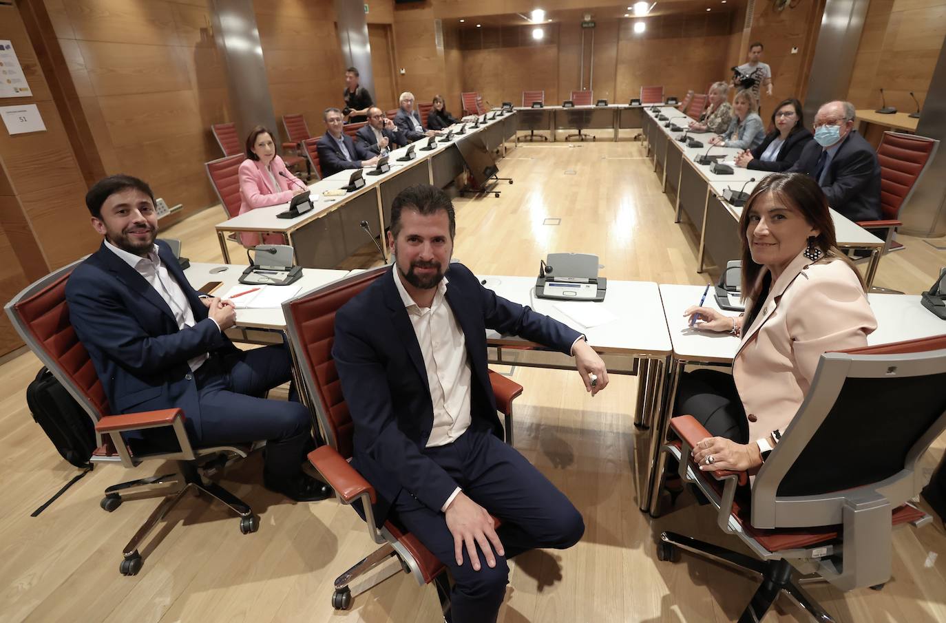 El secretario autonómico de los socialistas en Castilla y León se reúne con los senadores 