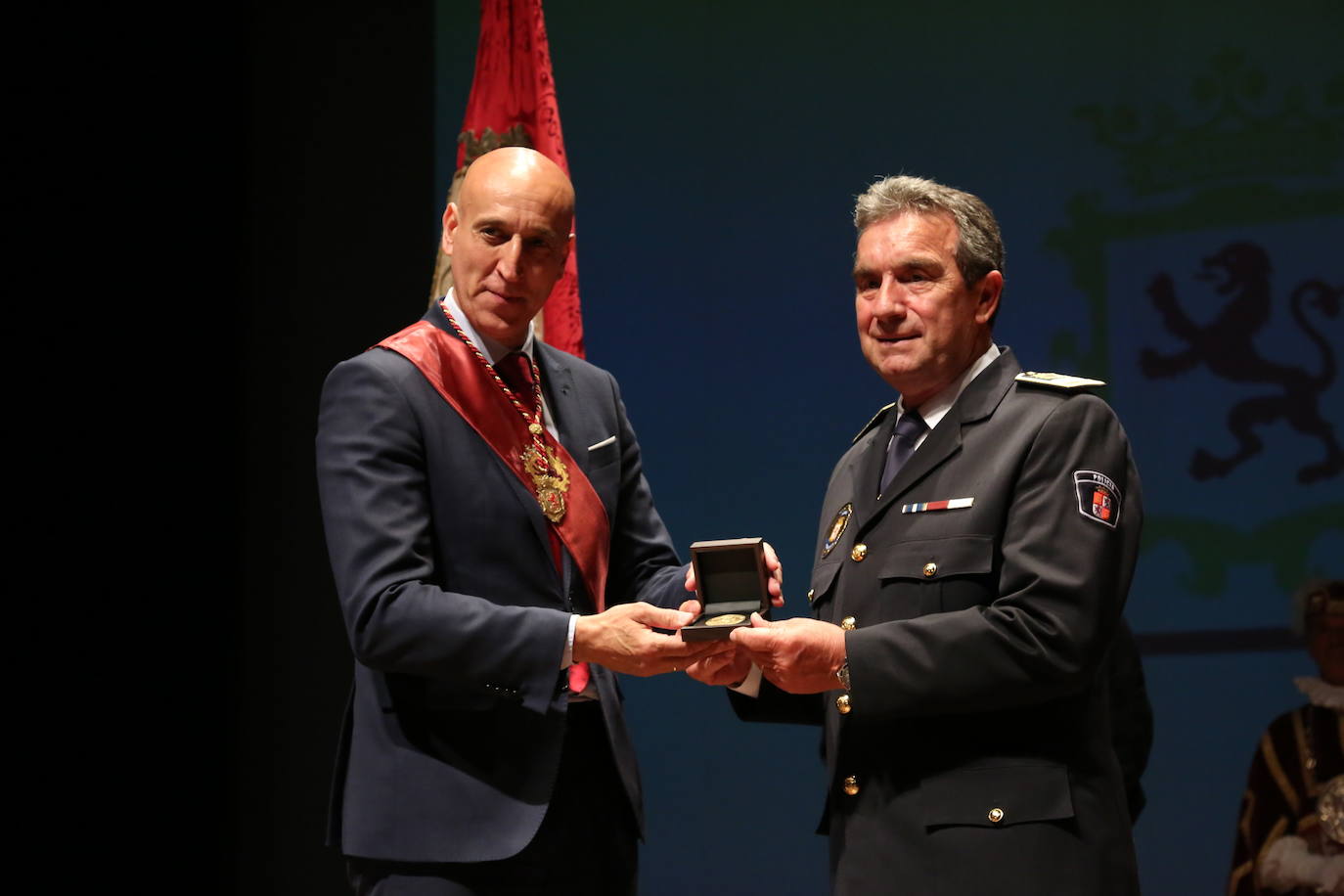 El Ayuntamiento de León entrega la Medalla de Oro de la Ciudad de León a la Agrupación Municipal de Protección Civil en un acto presidido por el alcalde de León, José Antonio Diez. 