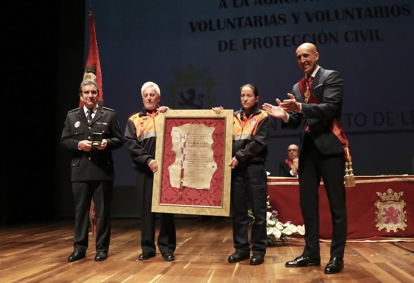 El Ayuntamiento de León entrega la Medalla de Oro de la Ciudad de León a la Agrupación Municipal de Protección Civil en un acto presidido por el alcalde de León, José Antonio Diez. 