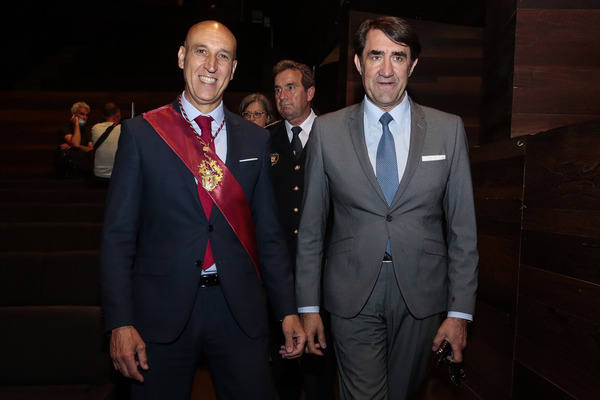 El Ayuntamiento de León entrega la Medalla de Oro de la Ciudad de León a la Agrupación Municipal de Protección Civil en un acto presidido por el alcalde de León, José Antonio Diez. 