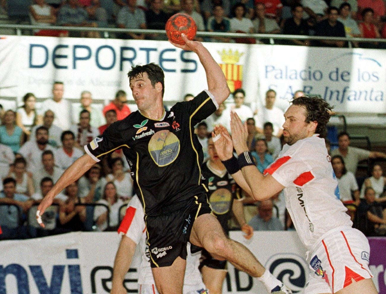 Dos décadas atrás el hoy Abanca Ademar logró la Copa del Rey de balonmano ante el Ciudad Real. El entorchado permitía al equipo leonés brindar en lo más alto y reivindicar para León un lugar en la cumbre del deporte nacional. 