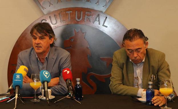 Galería. El director general dela Cultural, Felipe Llamazares, ha acompañado a Ricar Pozo en su despedida como director deportivo.