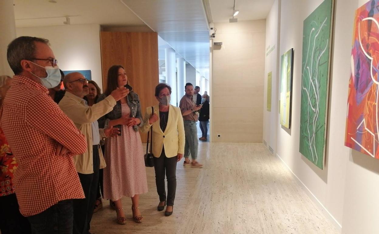 La delegada territorial de la Junta, Ester Muñoz, ha inaugurado este jueves la exposición 'Errantes y otras figuraciones', con 58 obras de gran formato del artista leonés Esteban Tranche que albergará el Museo de León hasta el próximo 22 de mayo. 