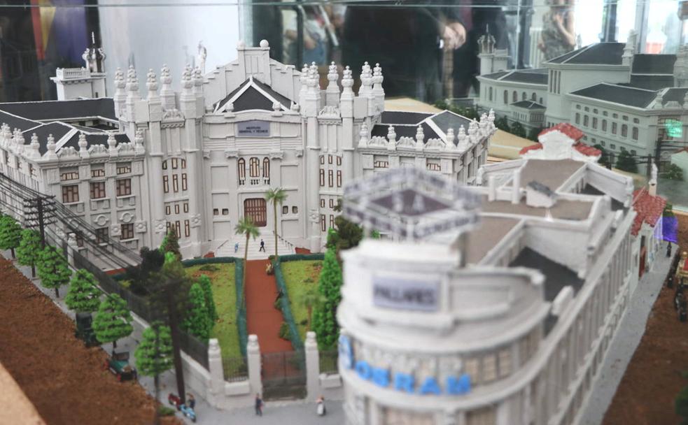 Maqueta del edificio histórico sobre el que ahora se levanta el IES Juan del Enzina, en León capital.