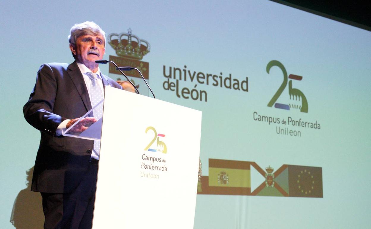 El rector de la ULE, durante la gala del 25 aniversario del Campus de Ponferrada.