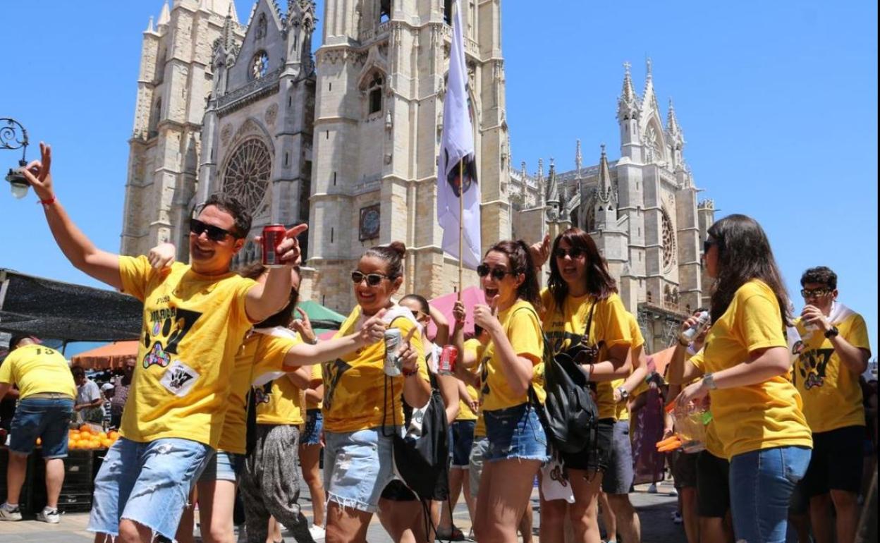 Las peñas regresarán a la capital para dar colorido durante una de las jornadas de fiestas.