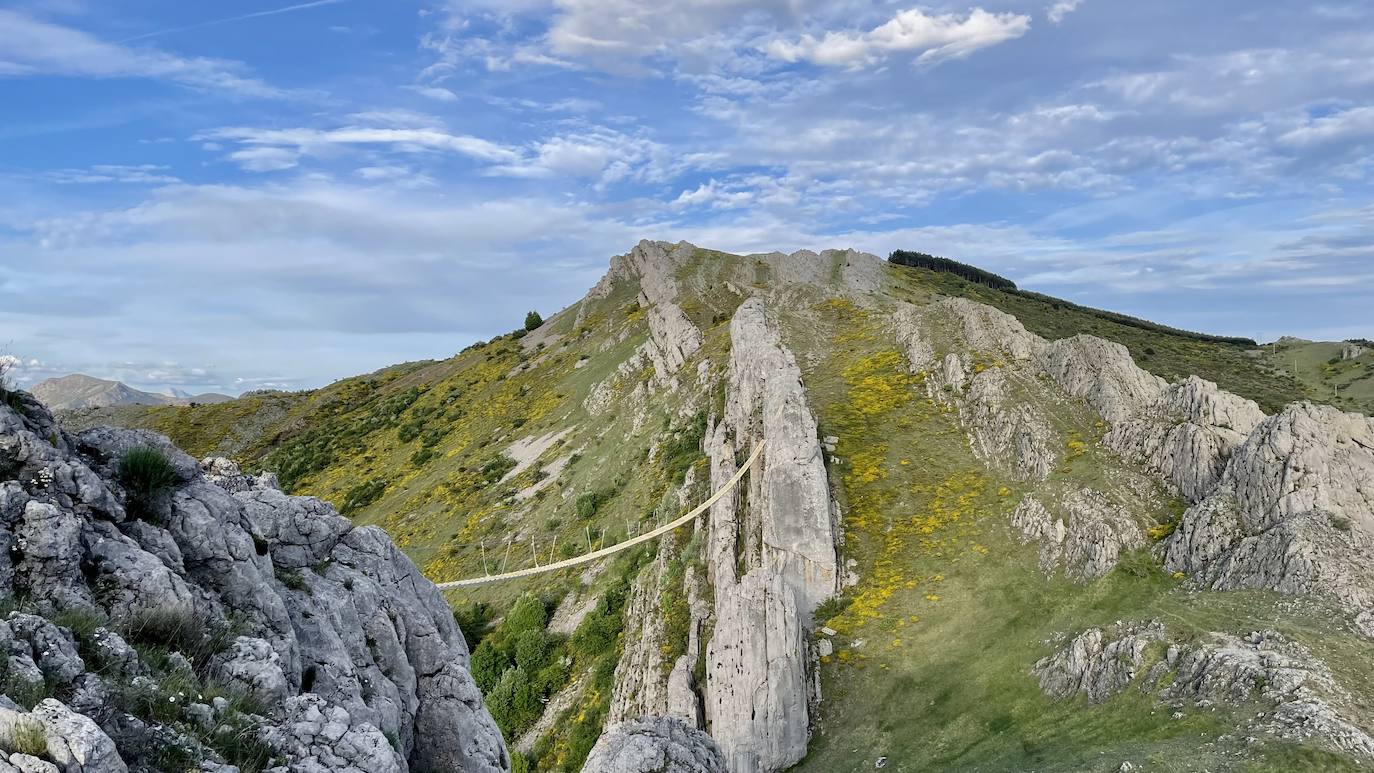 Sabero presume de tener el puente tibetano más largo de España. Todo está preparado para que 'vía ferrata' impulsada en la zona de 'La Herrera', entre Sahelices y Olleros de Sabero, pueda abrirse en apenas un mes. Parte de su trayecto se podrá recorrer por el interior de una cueva y contará con tres 'puentes de mono'. 
