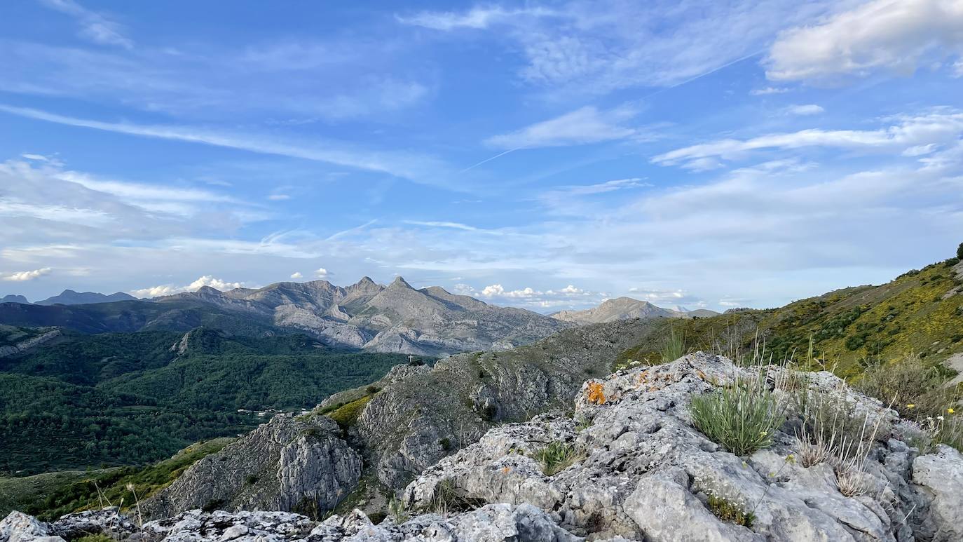 Sabero presume de tener el puente tibetano más largo de España. Todo está preparado para que 'vía ferrata' impulsada en la zona de 'La Herrera', entre Sahelices y Olleros de Sabero, pueda abrirse en apenas un mes. Parte de su trayecto se podrá recorrer por el interior de una cueva y contará con tres 'puentes de mono'. 