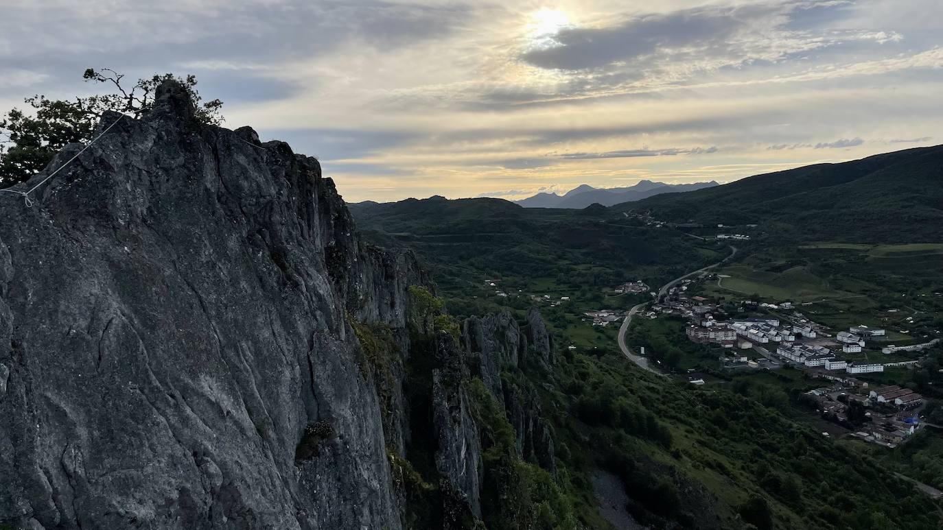 Sabero presume de tener el puente tibetano más largo de España. Todo está preparado para que 'vía ferrata' impulsada en la zona de 'La Herrera', entre Sahelices y Olleros de Sabero, pueda abrirse en apenas un mes. Parte de su trayecto se podrá recorrer por el interior de una cueva y contará con tres 'puentes de mono'. 