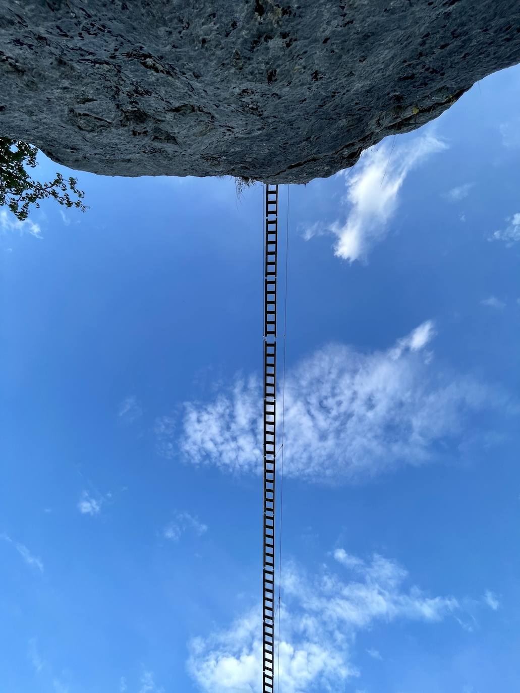 Sabero presume de tener el puente tibetano más largo de España. Todo está preparado para que 'vía ferrata' impulsada en la zona de 'La Herrera', entre Sahelices y Olleros de Sabero, pueda abrirse en apenas un mes. Parte de su trayecto se podrá recorrer por el interior de una cueva y contará con tres 'puentes de mono'. 