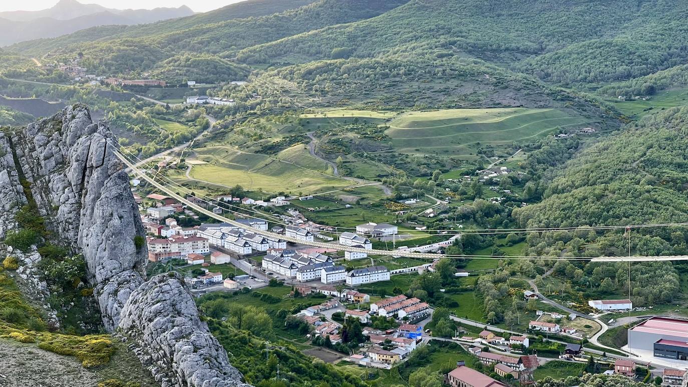 Sabero presume de tener el puente tibetano más largo de España. Todo está preparado para que 'vía ferrata' impulsada en la zona de 'La Herrera', entre Sahelices y Olleros de Sabero, pueda abrirse en apenas un mes. Parte de su trayecto se podrá recorrer por el interior de una cueva y contará con tres 'puentes de mono'. 