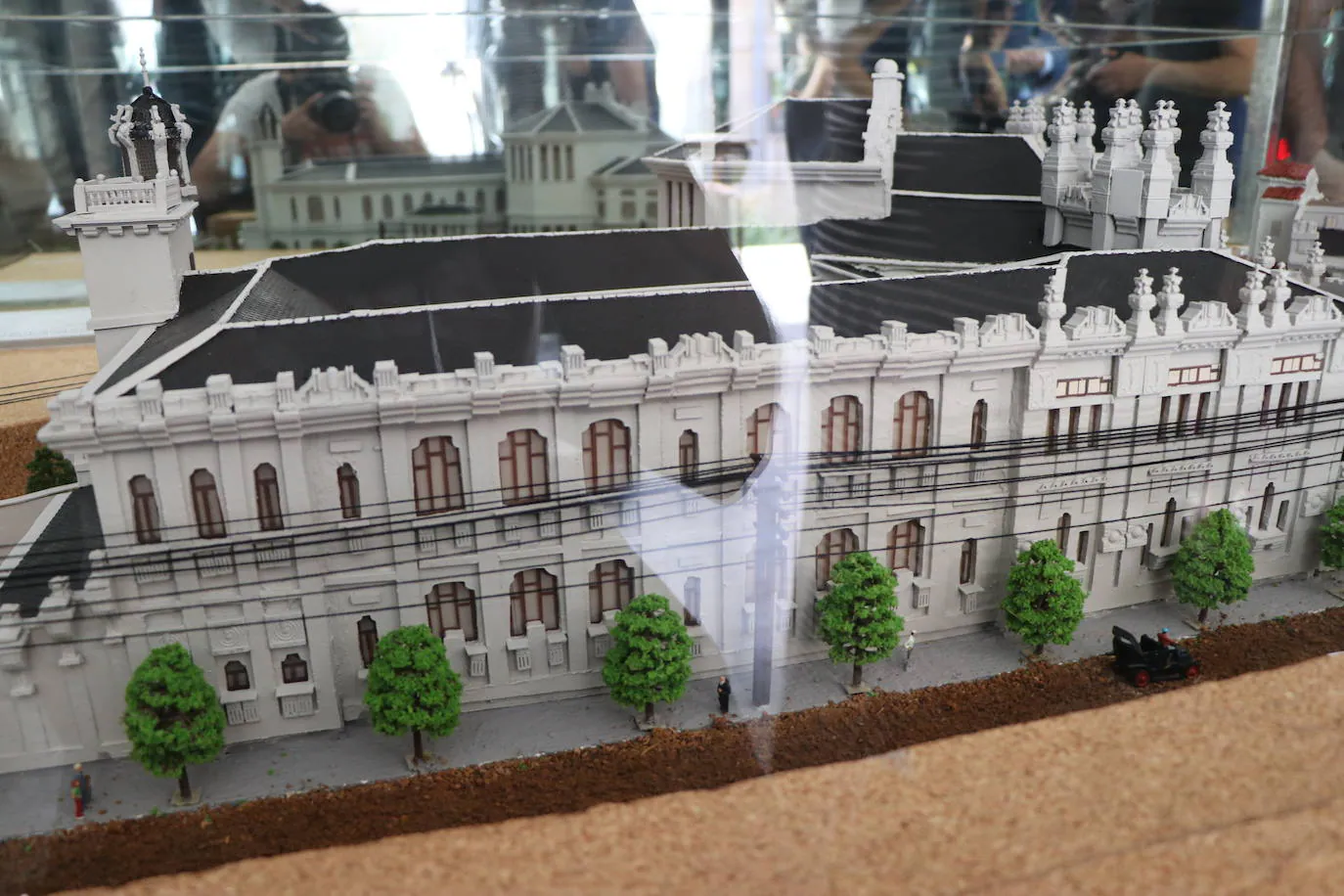 La maqueta representa el histórico edificio que acompañaba al complejo de Pallarés en el centro de la capital.