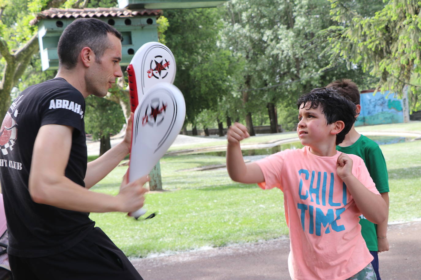 Escolares practicando deporte en la calle con Municipalia. 