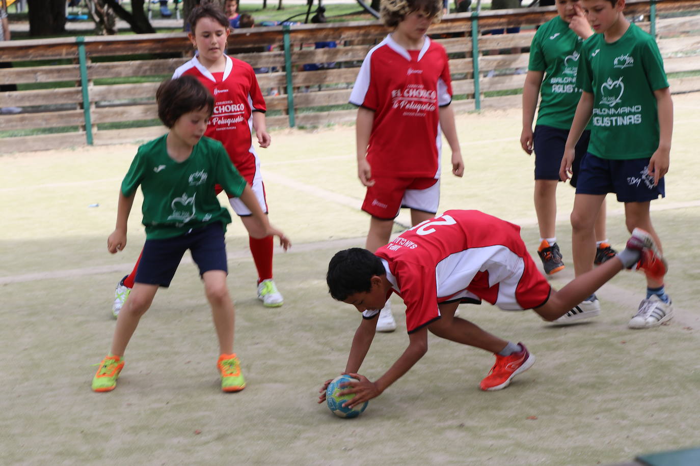 Escolares practicando deporte en la calle con Municipalia. 