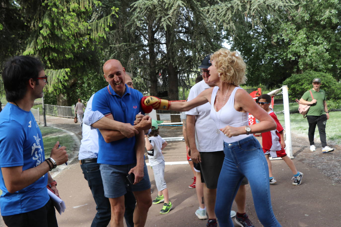 Escolares practicando deporte en la calle con Municipalia. 