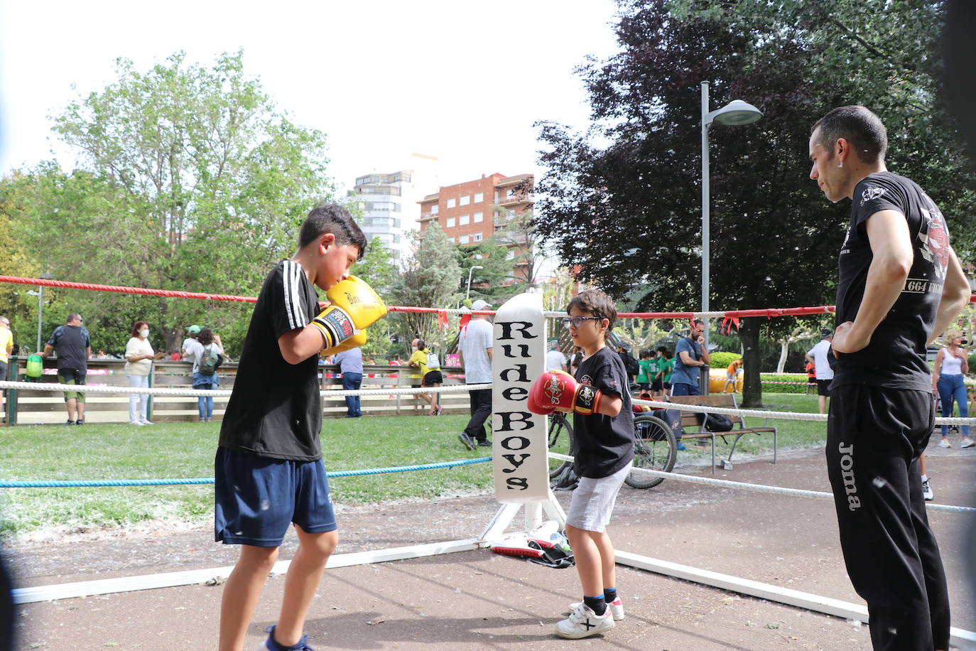 Escolares practicando deporte en la calle con Municipalia. 