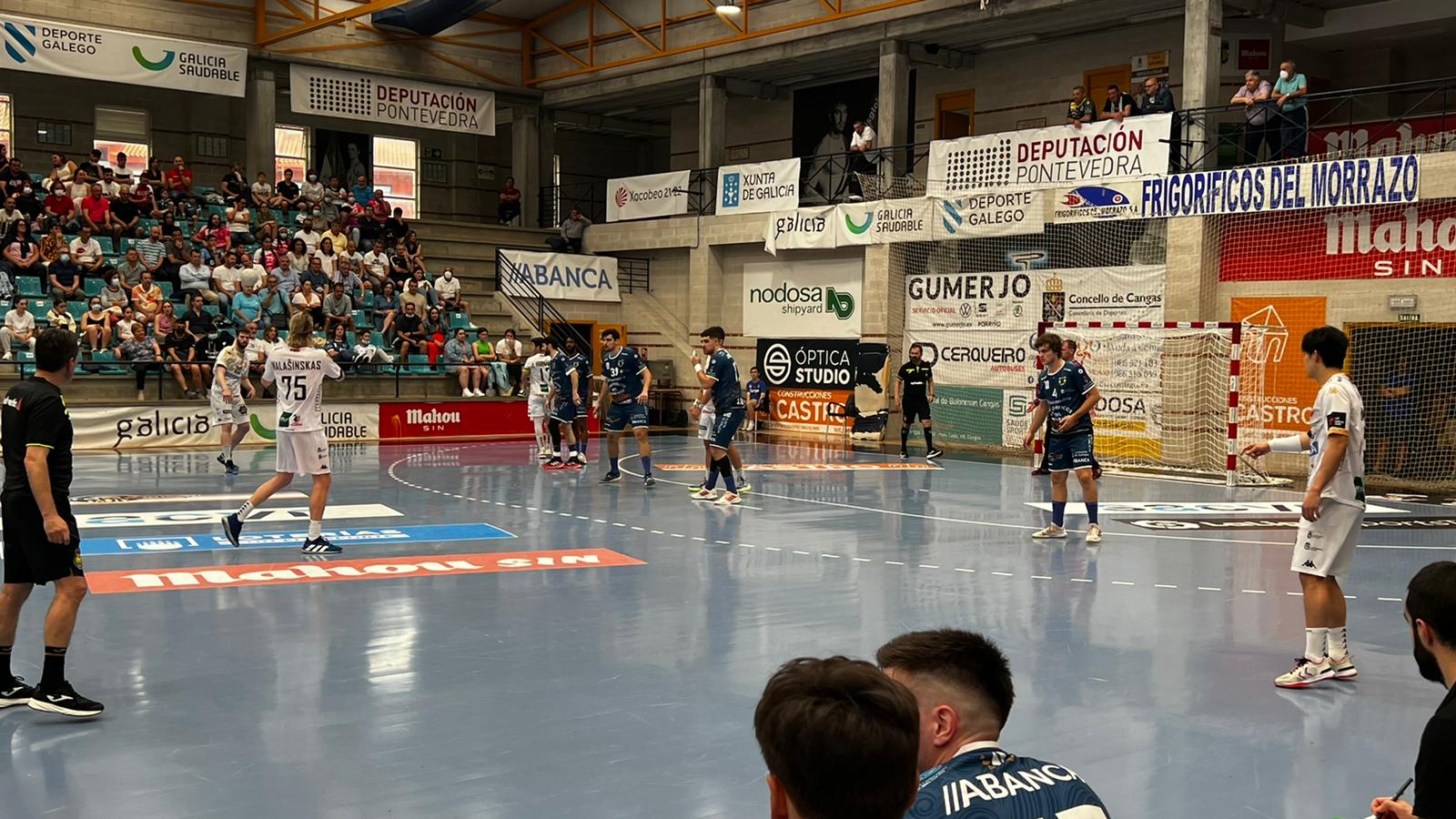 Fotos: Partido entre el Cangas y el Abanca Ademar