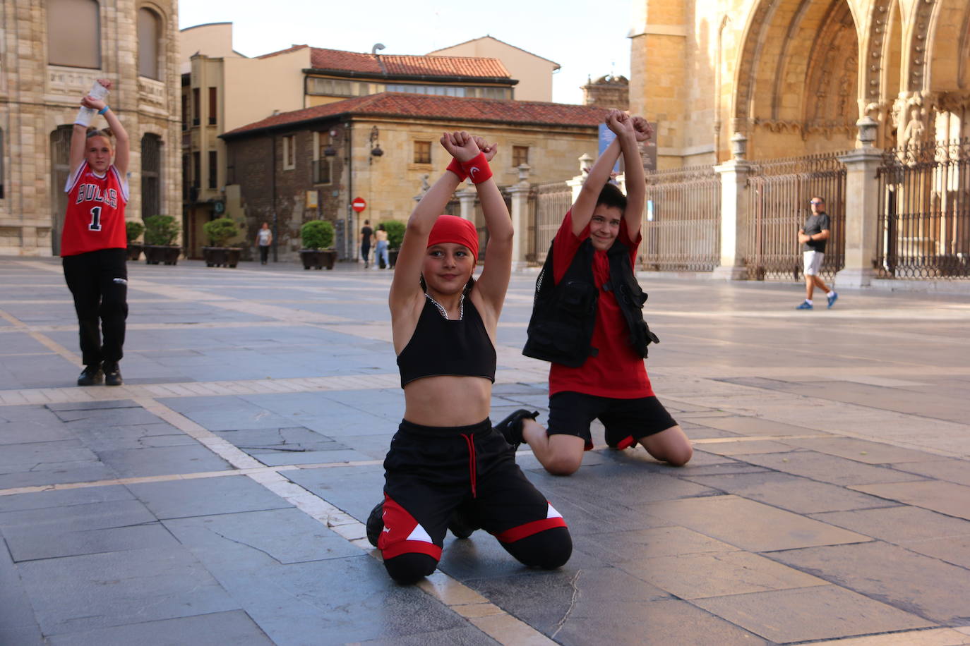 Las 'minis' y las boomis de Cras Dance bailan para leonoticias en la plaza de Regla.