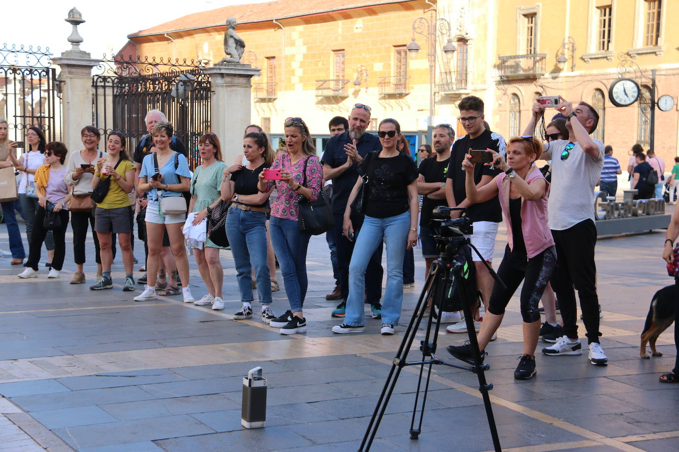 Las 'minis' y las boomis de Cras Dance bailan para leonoticias en la plaza de Regla.