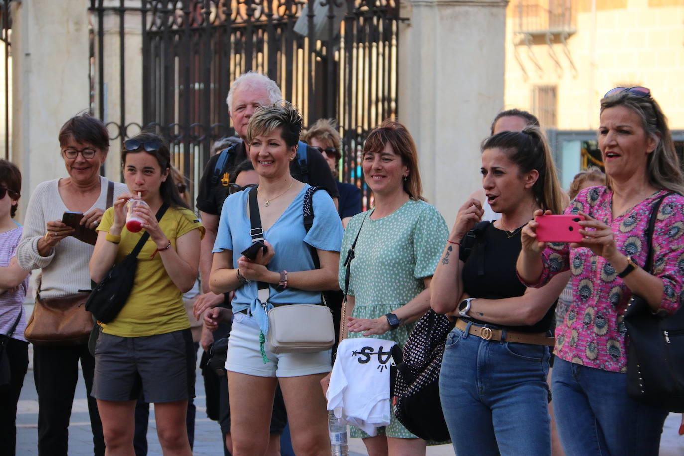 Las 'minis' y las boomis de Cras Dance bailan para leonoticias en la plaza de Regla.