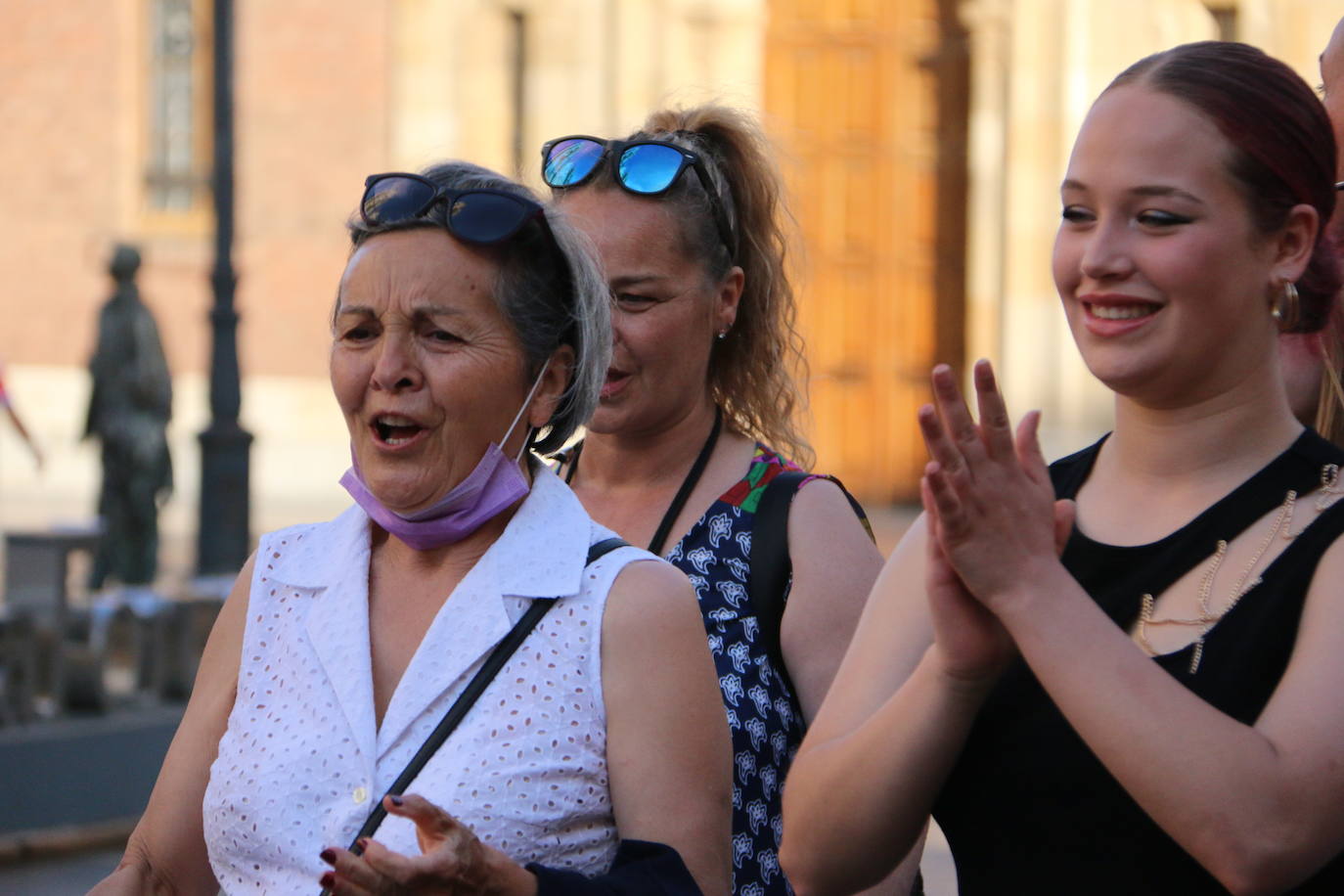 Las 'minis' y las boomis de Cras Dance bailan para leonoticias en la plaza de Regla.