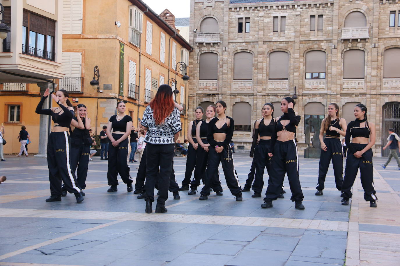 Las 'minis' y las boomis de Cras Dance bailan para leonoticias en la plaza de Regla.