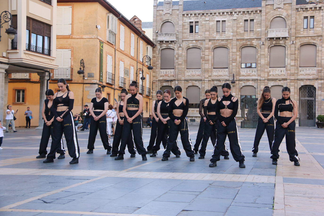 Las 'minis' y las boomis de Cras Dance bailan para leonoticias en la plaza de Regla.