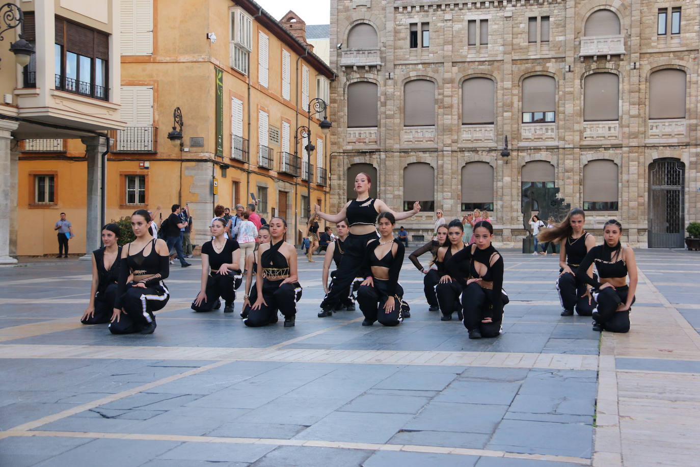 Las 'minis' y las boomis de Cras Dance bailan para leonoticias en la plaza de Regla.