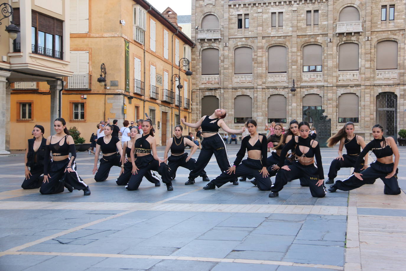 Las 'minis' y las boomis de Cras Dance bailan para leonoticias en la plaza de Regla.