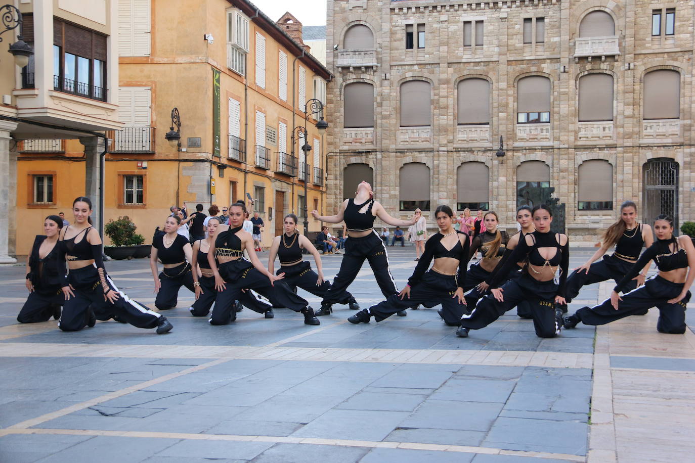 Las 'minis' y las boomis de Cras Dance bailan para leonoticias en la plaza de Regla.