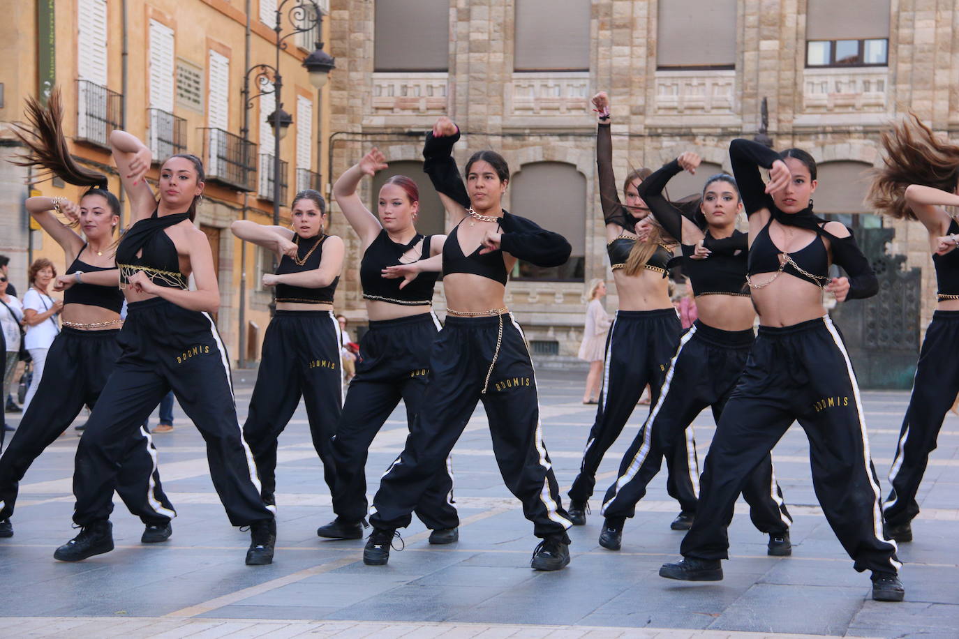 Las 'minis' y las boomis de Cras Dance bailan para leonoticias en la plaza de Regla.