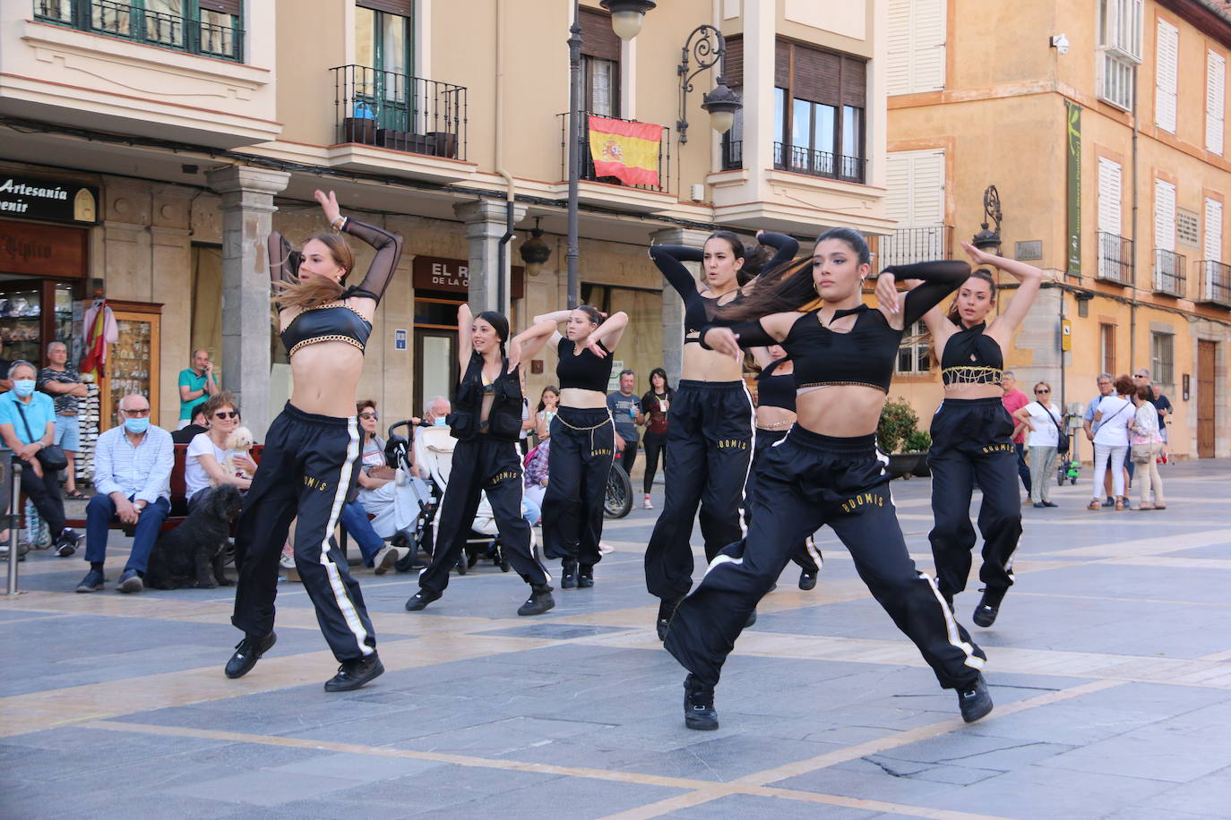 Las 'minis' y las boomis de Cras Dance bailan para leonoticias en la plaza de Regla.