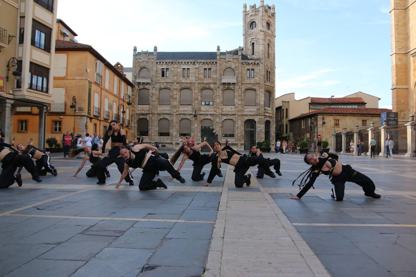 Las 'minis' y las boomis de Cras Dance bailan para leonoticias en la plaza de Regla.