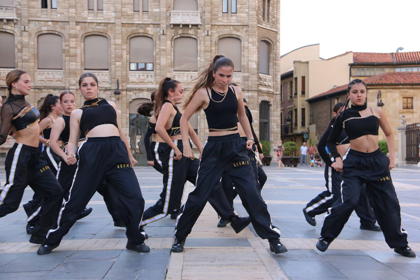 Las 'minis' y las boomis de Cras Dance bailan para leonoticias en la plaza de Regla.