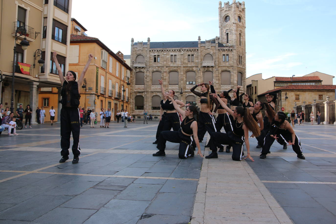 Las 'minis' y las boomis de Cras Dance bailan para leonoticias en la plaza de Regla.