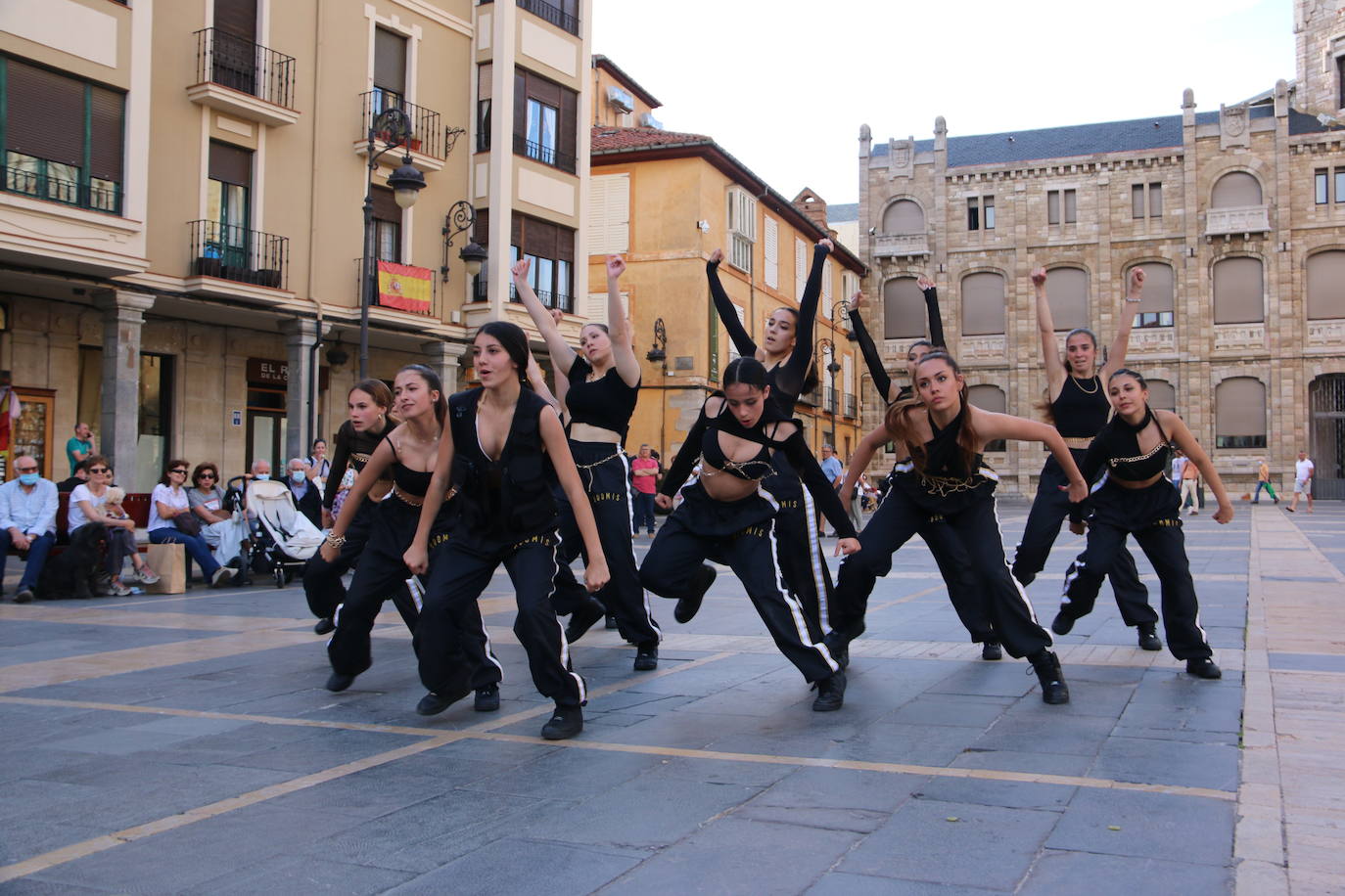 Las 'minis' y las boomis de Cras Dance bailan para leonoticias en la plaza de Regla.