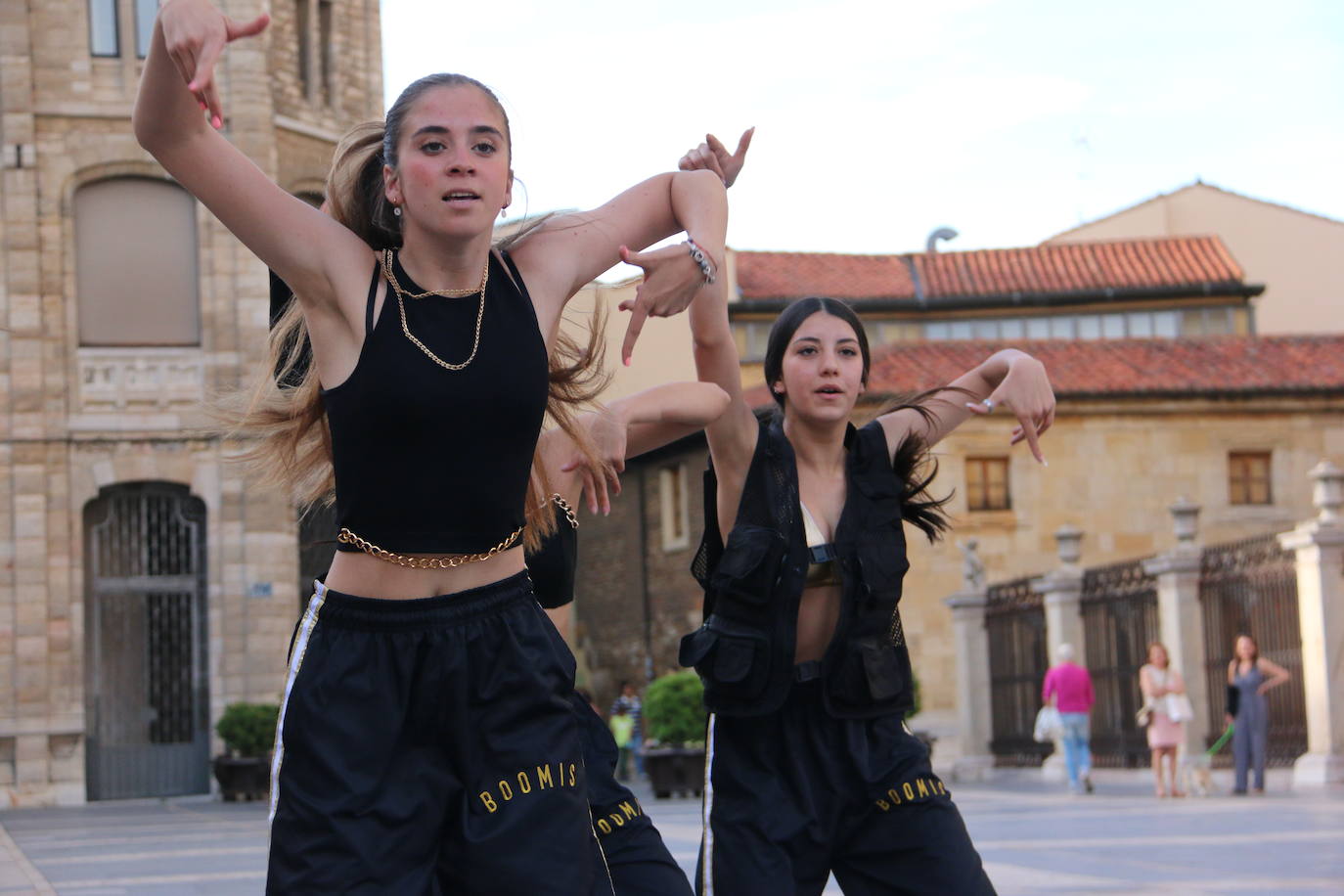 Las 'minis' y las boomis de Cras Dance bailan para leonoticias en la plaza de Regla.