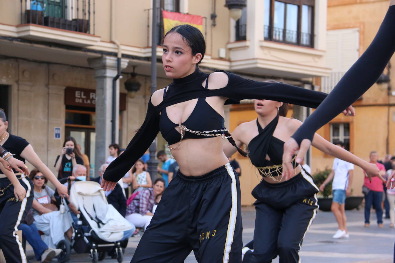 Las 'minis' y las boomis de Cras Dance bailan para leonoticias en la plaza de Regla.