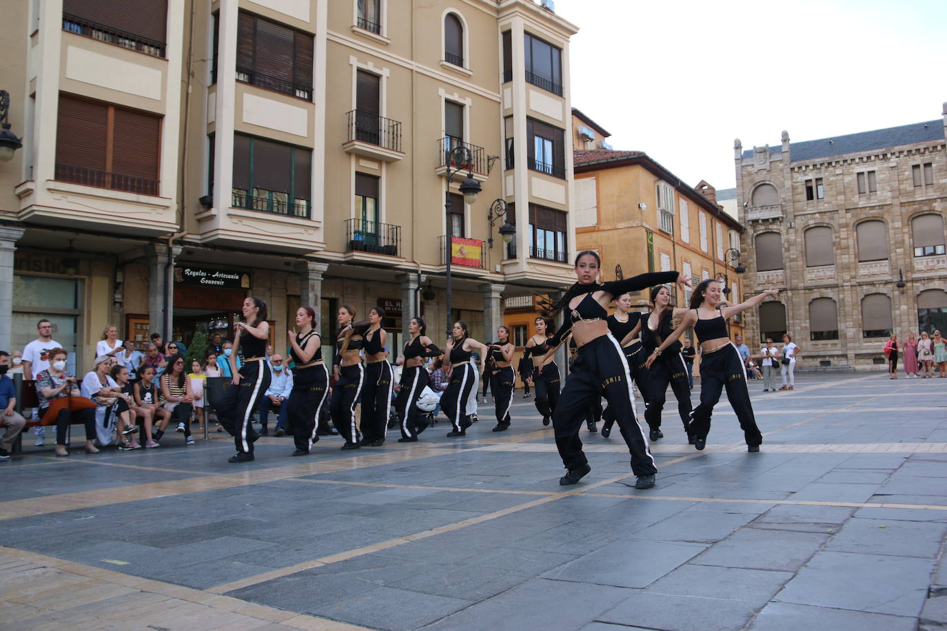 Las 'minis' y las boomis de Cras Dance bailan para leonoticias en la plaza de Regla.