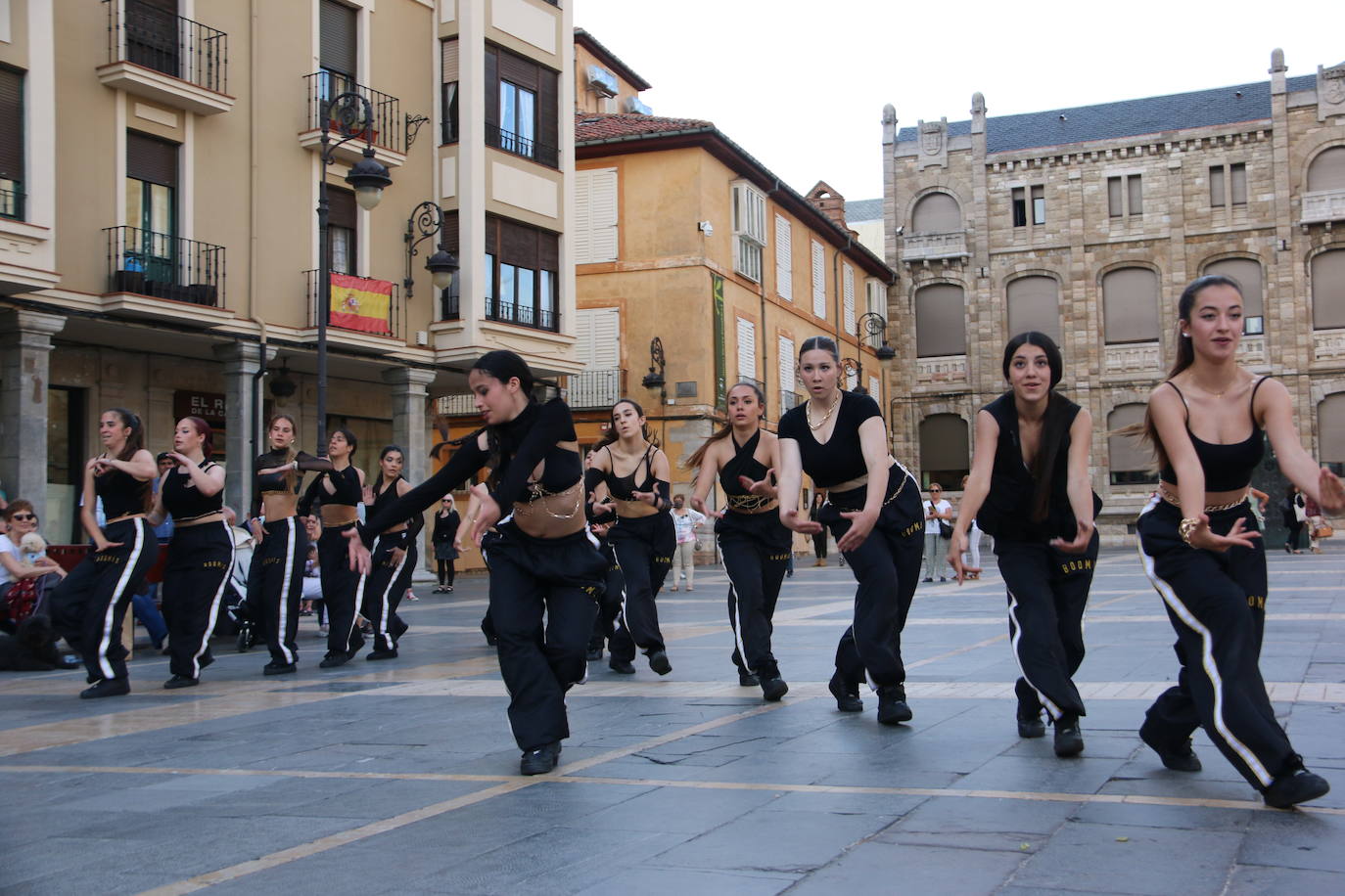 Las 'minis' y las boomis de Cras Dance bailan para leonoticias en la plaza de Regla.