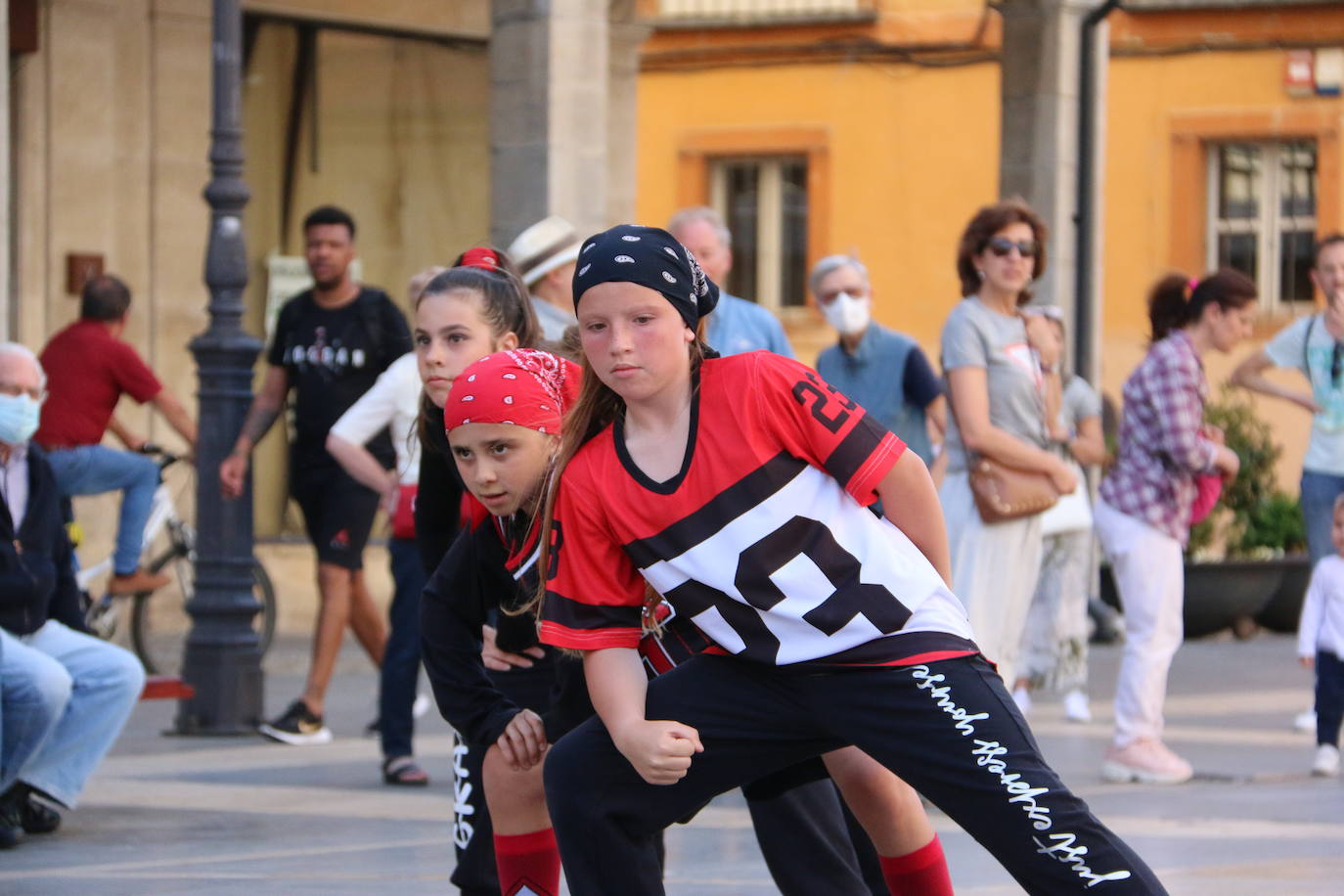 Las 'minis' y las boomis de Cras Dance bailan para leonoticias en la plaza de Regla.