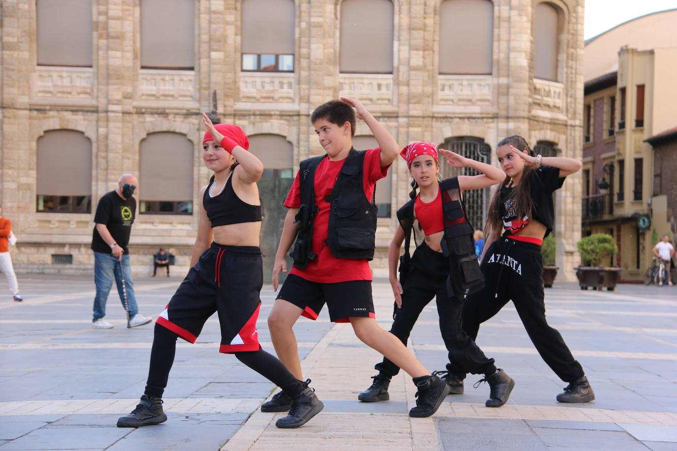 Las 'minis' y las boomis de Cras Dance bailan para leonoticias en la plaza de Regla.