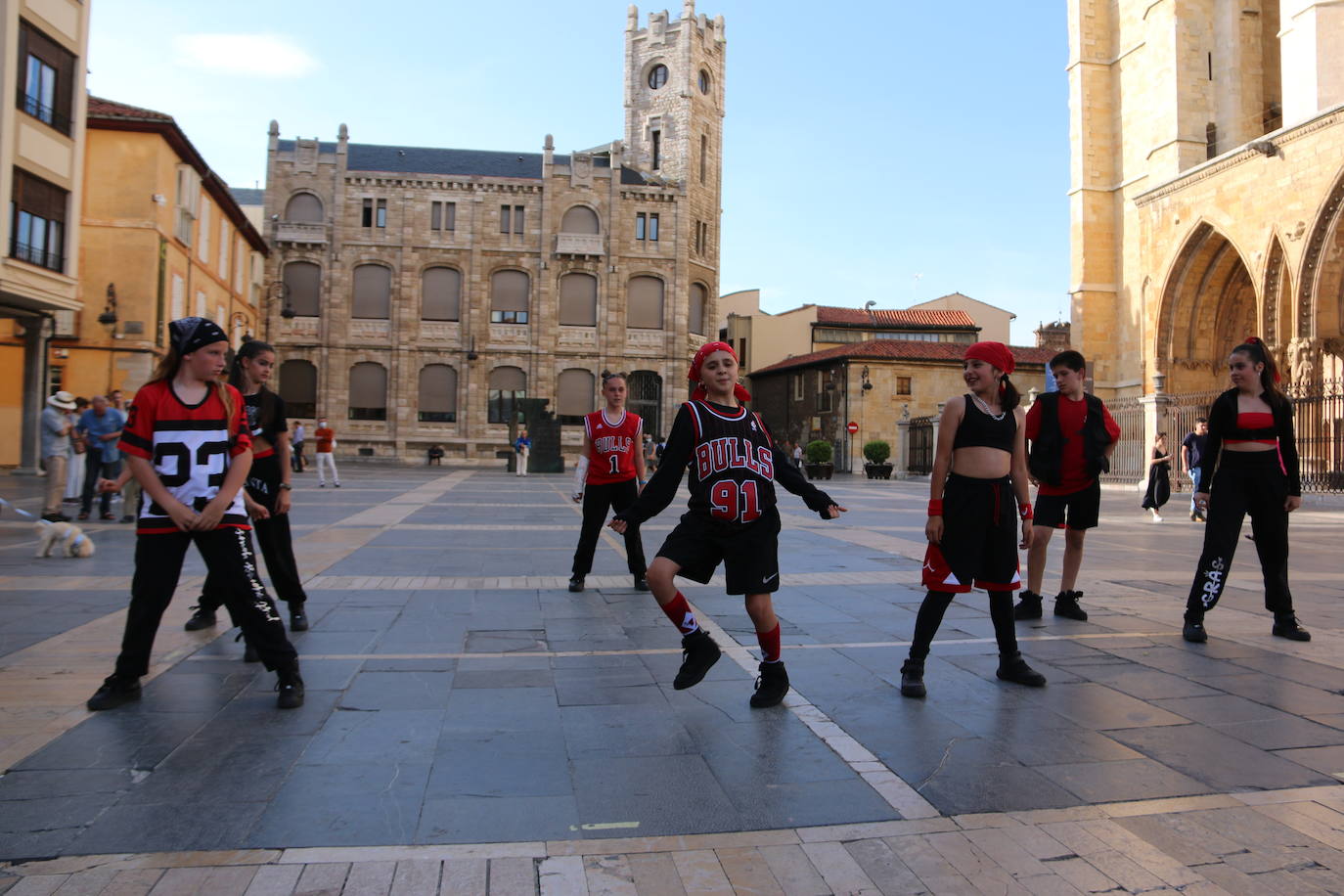 Las 'minis' y las boomis de Cras Dance bailan para leonoticias en la plaza de Regla.