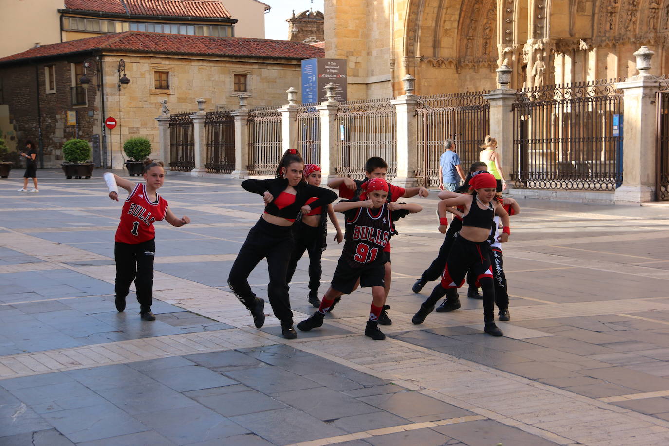 Las 'minis' y las boomis de Cras Dance bailan para leonoticias en la plaza de Regla.