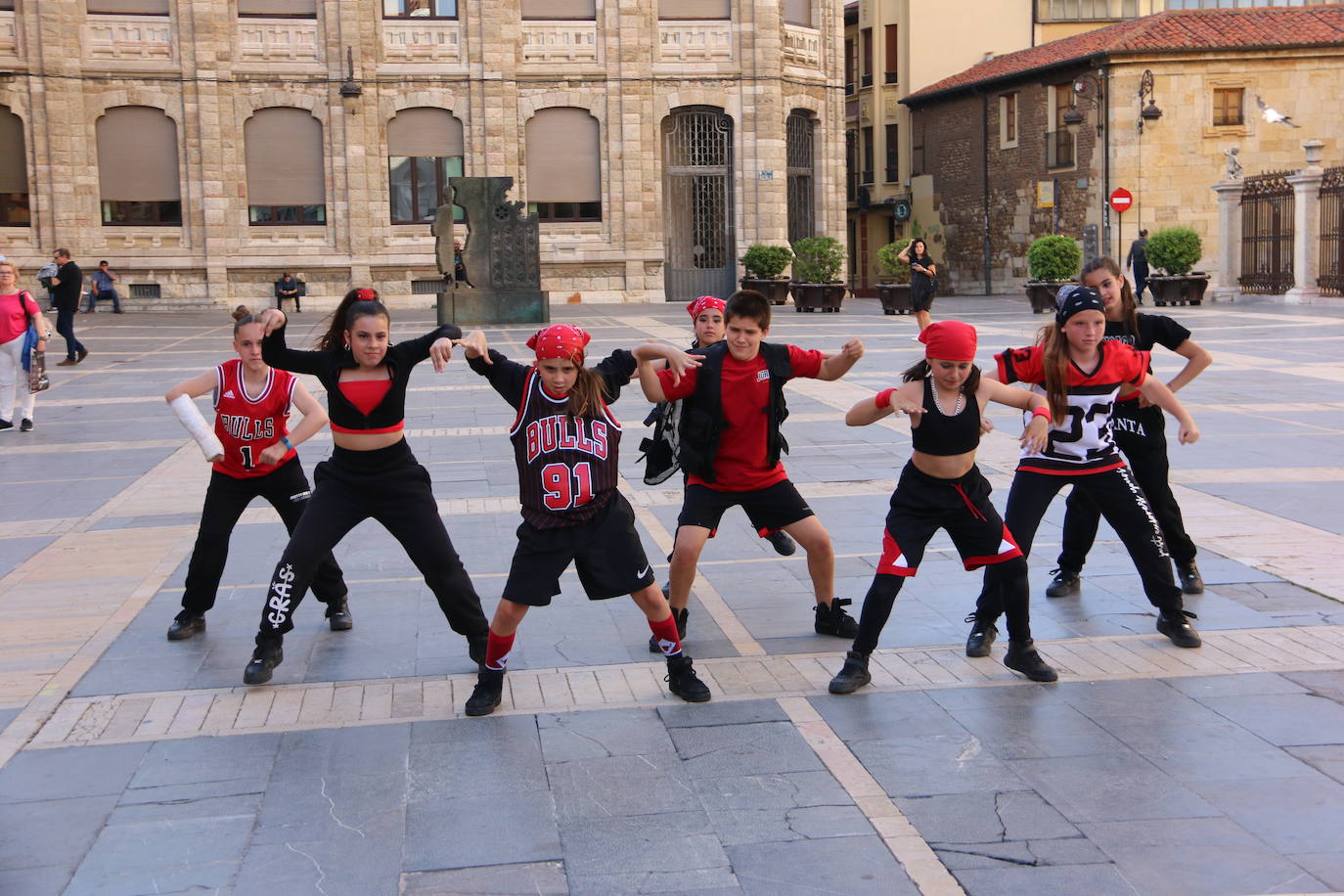 Las 'minis' y las boomis de Cras Dance bailan para leonoticias en la plaza de Regla.