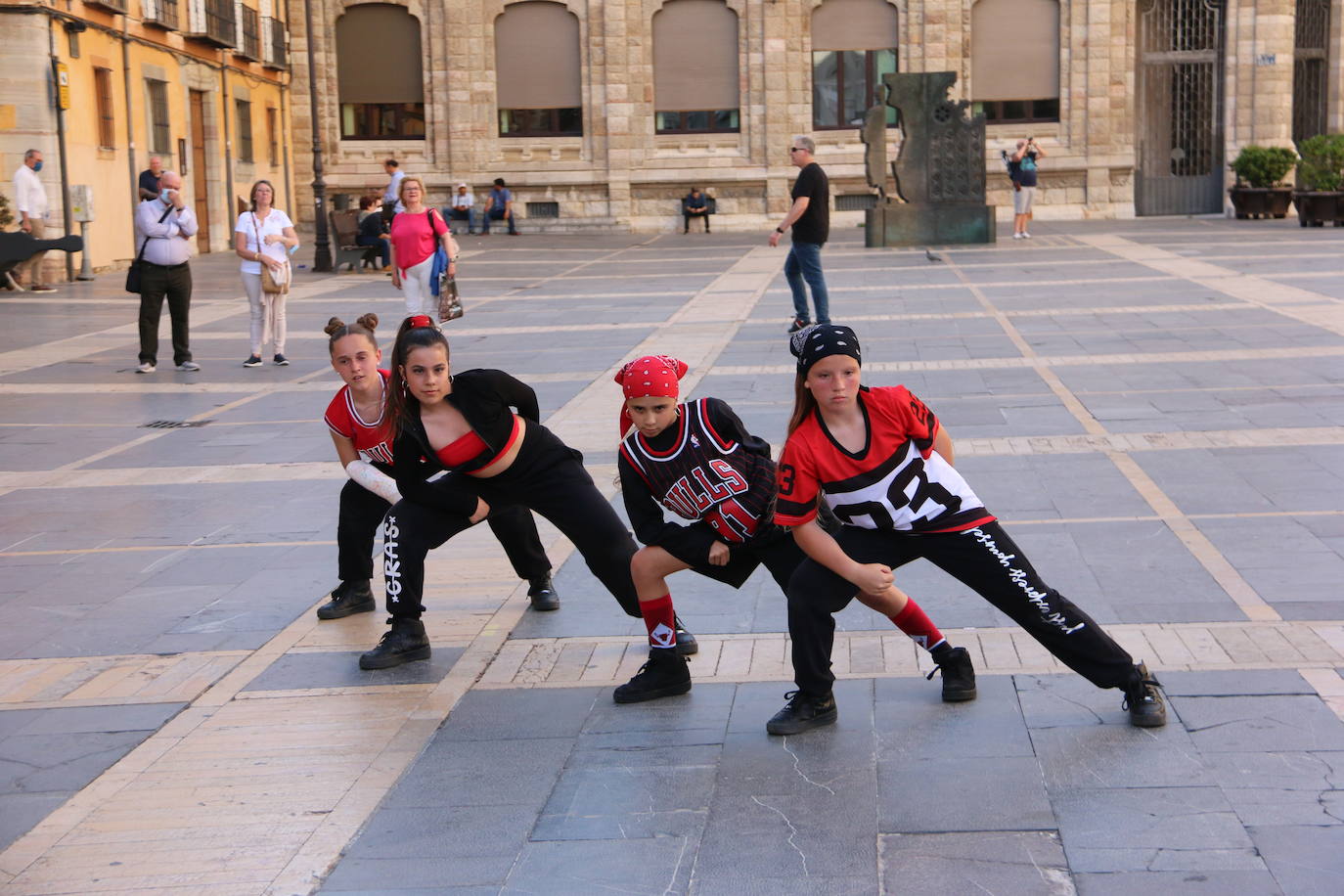 Las 'minis' y las boomis de Cras Dance bailan para leonoticias en la plaza de Regla.