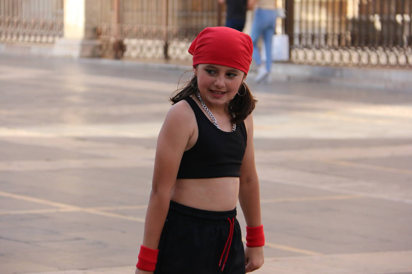 Las 'minis' y las boomis de Cras Dance bailan para leonoticias en la plaza de Regla.